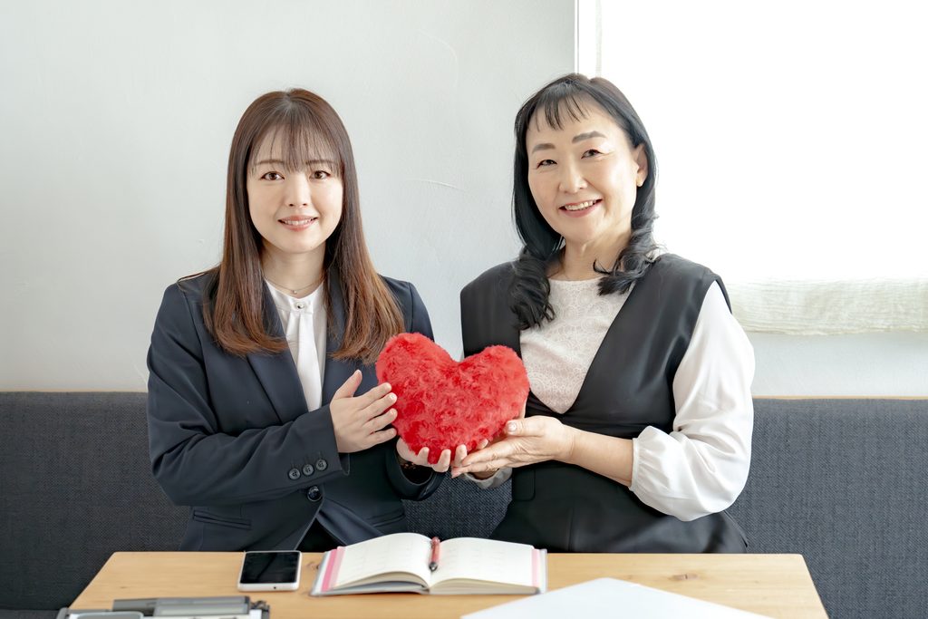 ハートを持つ女性二人