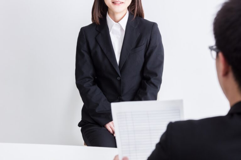 面接を受けるスーツ姿の女性