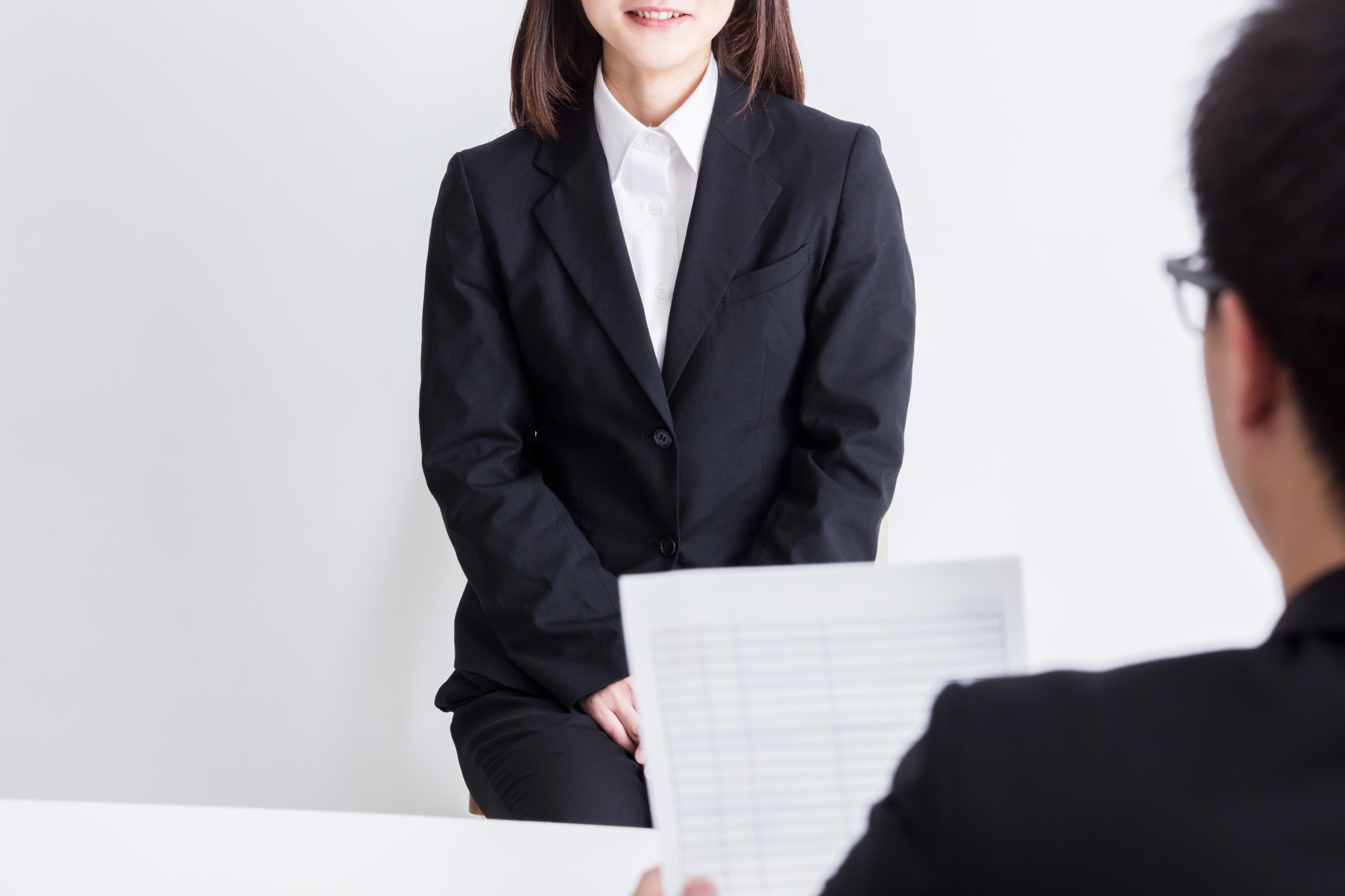 面接を受けるスーツ姿の女性